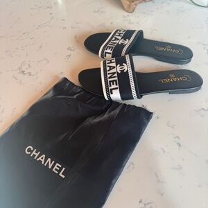 CHANEL WOMEN SLIDES BRAND NEW EU SIZE 41 BLACK & WHITE